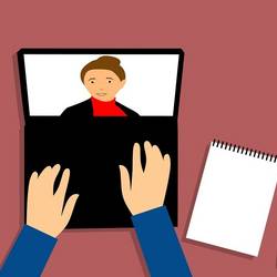 Teilhabeberatung © Pixabay Mensch sitzt an einem Laptop und wird online beraten.