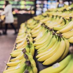 Bananen und Obst im Regal eines Supermarktes