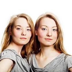 Auf dem Bild sind zwei Blonde junge Frauen. Sie heißen Clara und Luise