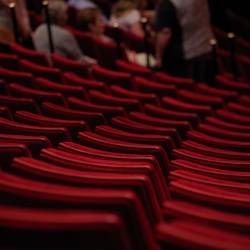 Theater Abgebildet sind Sitzplärtze in einem Theater.