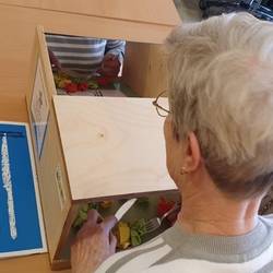 Demenzsimulator Auf dem Bild ist eine ältere Frau von hinten abgebildet