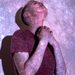 Sprache der Stille: Deaf Performance ist eine Kunstform, bei der Musik und Gebärdensprache verknüpft werden. Ein Frau fühlt scheinbar die Musik. Sprache der Stille: Deaf Performance ist eine Kunstform, bei der Musik und Gebärdensprache verknüpft werden.