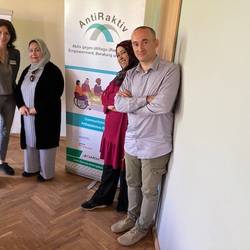 LInks stehen zwei Frauen, rechts ein Mann und eine Frau. In der Mitte ist ein Plakat vom  Projekt „AntiRaktiv“ Sachsen-Anhalt vom Landesnetzwerk Migrantenorganisationen Sachsen-Anhalt (LAMSA) e.V.