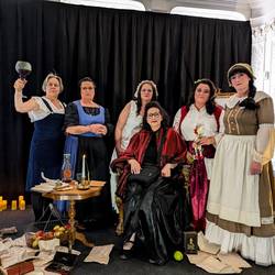 Abschlussfoto Theateraufführung Frauen schreiben Geschichte Das Theaterprojekt Frauen schreiben Geschichtebegeistert Publikum im Palais Salfeldt