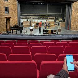 Ein Mann testet die App zur Verbindung mit der Höranalge im Großen Haus im Theater Halberstadt