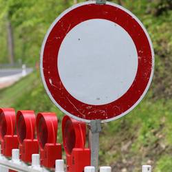 Absperrbake mit einem Verbotsschild für alle Fahrzeuge
