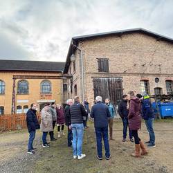 Altes E-Werk Vor dem Alten E-Werk in Blankenburg hat sich eine kleine Gruppe Menschen versammelt, die miteinander reden.