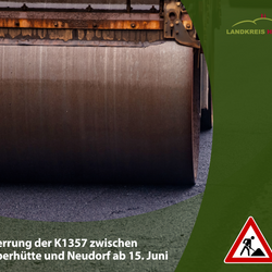 Symbolbild Straßensperrung - eine Walze auf einer neu gegossenen Schwarzdecke. Im unteren Teil ist ein grüner Bereich, in dem folgendes steht: K1357 Straßensperrung: Baustart der Fahrbahnsanierung zwischen Neudorf und Silberhütte. Symbolbild Straßensperrung - eine Walze auf einer neu gegossenen Schwarzdecke. Im unteren Teil ist ein grüner Bereich, in dem folgendes steht: K1357 Straßensperrung: Baustart der Fahrbahnsanierung zwischen Neudorf und Silberhütte.