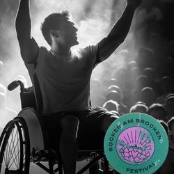 Plakat für das Festival Rocken am Brocken © Uta Müller Symbolbild zur Ankündigung des Festivals Rocken am Brocken. Ein Rollstulfahrer klatscht und feiert in einem Club.