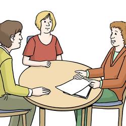 Drei Menschen sitzen an einem Tisch, einer ist der Berater und zwei Menschen hören ihm zu.