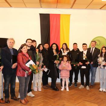 Männer und Frauen, die eingebürgert wurden.