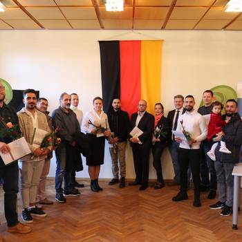 Männer und Frauen, die eingebürgert wurden.