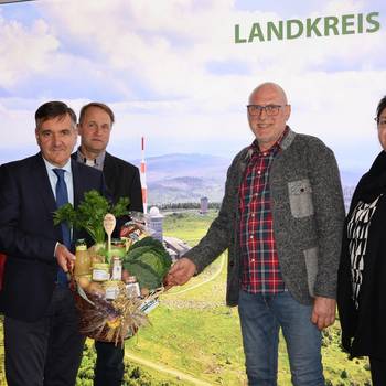 PI 2025 176 Bauernverband übergibt Erntekorb 1