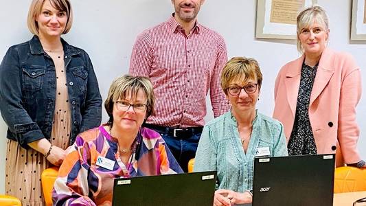 Veranstaltung Barrierefreie Kommunikation im Jerichower Land Bild mit fünf Menschen, vier Frauen und ein Mann vor zwei Laptops