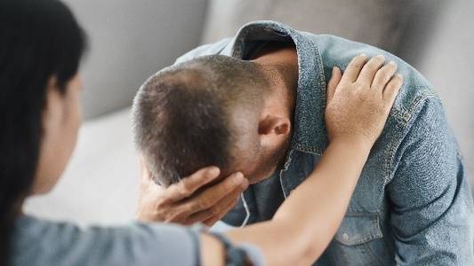 Symbolbild Beratung im Sozialpsychiatrischen Dienst © Pixabay Das zeigt zwei Menschen bei einer Beratung und ein Mensch hat den Kopf auf seinen Arm gelegt