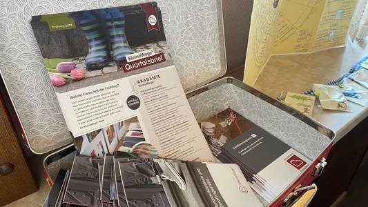 Ein Koffer mit Flyern und Broschüren