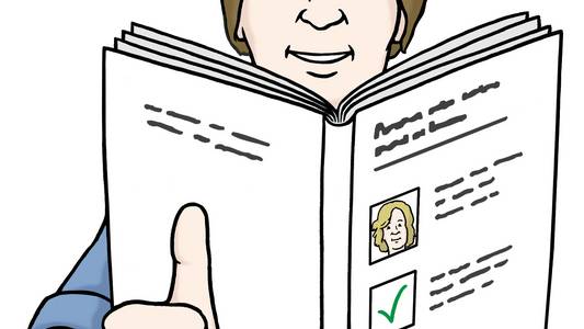 Ein mensch hält ein Buch mit Leichter Sprache in der Hand.