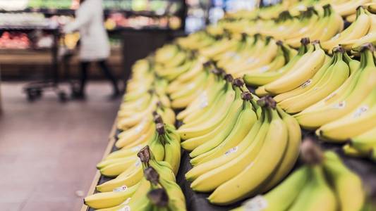 Bananen und Obst im Regal eines Supermarktes