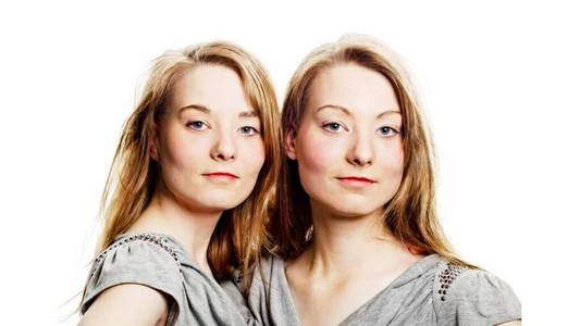 Clara und Luise Auf dem Bild sind zwei Blonde junge Frauen. Sie heißen Clara und Luise