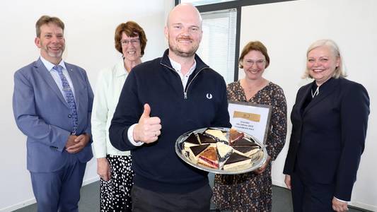 Gründungspreisgewinner im Vordergrund. Im Hintergrund weitere Perosonen.