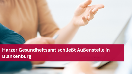 Symbolbild mit zwei Personen und dem Text: Harzer Gesundheitsamt schließt Außenstelle in Blankenburg