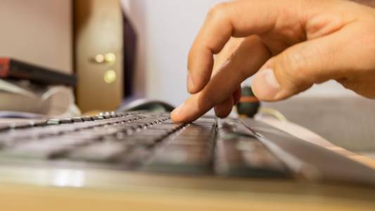 Finger tippen auf Tastatur