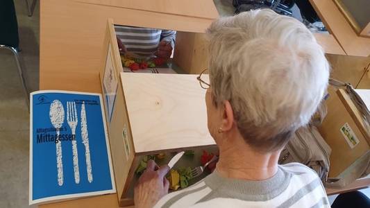 Demenzsimulator Auf dem Bild ist eine ältere Frau von hinten abgebildet