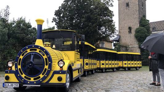 Neue E-Bahn in Quedlinburg mit Rollstuhlplatz © Kevin Kurt-Spamer