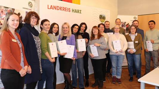 Integrationslotsen des Landkreises Harz zusammen mit Dezernentin Heike Schäffer.