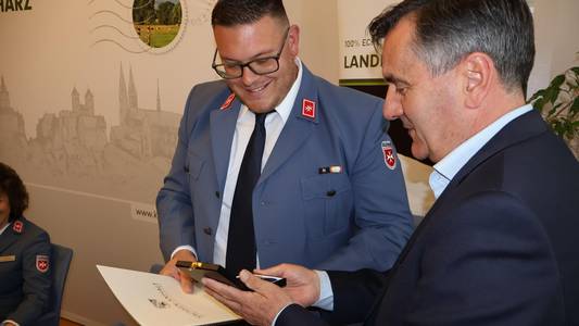 Landrat Thomas Balcerwoski überreicht Ehrennadel des Landes an Tony Krutenat