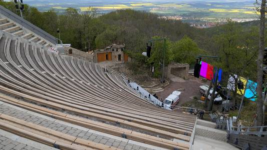Bergtheater Thale von oben Besuch des Bergtheaters Thale für Menschen mit Mobilitätseinschränkung