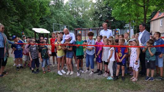 Kinder bei Spielplatzeröffnung Kinder bei Spielplatzeröffnung