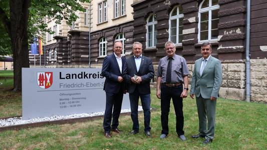 Hasselfelde richtet im August 2026 das Harzfest ausHasselfelde richtet im August 2026 das Harzfest aus Landrat Thomas Balcerowski (r.), Hasselfeldes Ortsbürgermeister Heiko Kaschel (3.v.l.), Ronald Fiebelkorn, Bürgermeister der Stadt Oberharz am Brocken (2.v.l.), sowie Reiner Schomacker, Vorstandsmitglied der Harzsparkasse – Hauptsponsor des Harzfestes, freuen sich auf das Harzfest in Hasselfelde im kommenden Jahr.