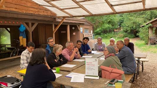 Personen bei einer Schulung.