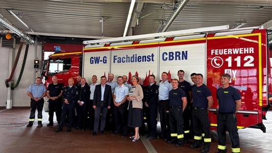 Gruppenfoto bei der Übergabe des Gerätewagen Gefahrgut (GW-G) für die Feuerwehr Halberstadt Gruppenfoto bei der Übergabe des Gerätewagen Gefahrgut (GW-G) für die Feuerwehr Halberstadt