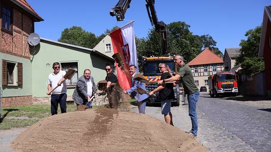 Bei strahlendem Sonnenschein gaben Landrat Thomas Balcerowski gemeinsam mit Reinstedts Ortsbürgermeisterin Michaela Schneider, Falkensteins Bürgermeister Rico Röse und Christina Wöllmer vom „Zweckverband Ostharz“ beim symbolischen Spatenstich den Start für die Arbeiten an der Ortsdurchfahrt in Reinstedt. © Landkreis Harz Bei strahlendem Sonnenschein gaben Landrat Thomas Balcerowski gemeinsam mit Reinstedts Ortsbürgermeisterin Michaela Schneider, Falkensteins Bürgermeister Rico Röse und Christina Wöllmer vom „Zweckverband Ostharz“ beim symbolischen Spatenstich den Start für die Arbeiten an der Ortsdurchfahrt in Reinstedt.