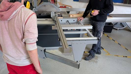 Ein Werkstattpädagoge begleitet einen Schüler bei einer praktischen Übung – individuelle Förderung steht im Mittelpunkt des Projekts KOMPASS © VHS Bildungswerk GmbH 1 kompass urheber vhs bildungswerk gmbh