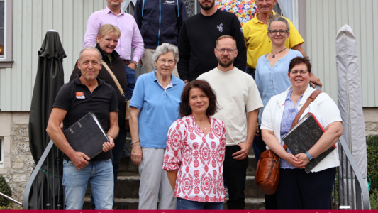 Harzer Schlemmerkiste - Direktvermarktertreffen Gruppenfoto mit der Aufschrift Neue Direktvermarkter präsentieren Produkte beim Jahrestreffen der „Harzer Schlemmerkiste“