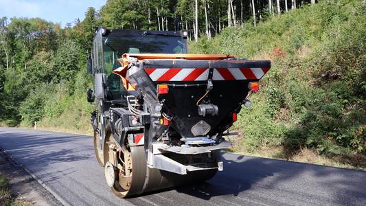 Baumaschine im Trecktal Baumaschine glättet den neuen Straßenbelag der Kreisstraße im Trecktal