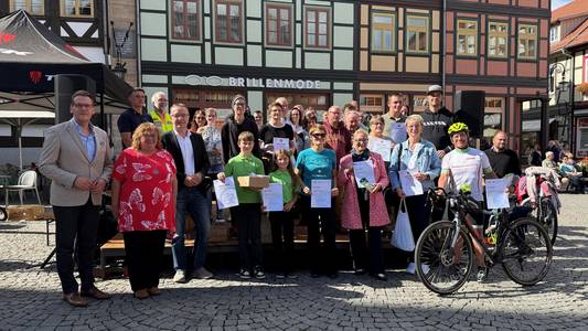 Personen auf einer Bühne - Die Gewinner vom Stadtradeln