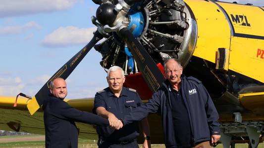 Freuen sich auf die weitere Zusammenarbeit ab April 2026: Mechaniker Jacek Mróz, Kreisbrandmeister Kai-Uwe Lohse und Pilot Zbigniew Urbanowski (v.li.). Nach dem gestern die Waldbrandsaison beendet ist, verlässt das Harzer Löschflugzeug heute den Flugplatz Ballenstedt. pi 2025 177 harzer l schflugzeug kehrt nach der waldbrandsaison nach polen zur ck 1