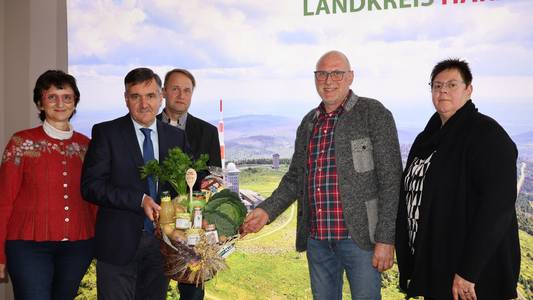 PI 2025 176 Bauernverband übergibt Erntekorb 1