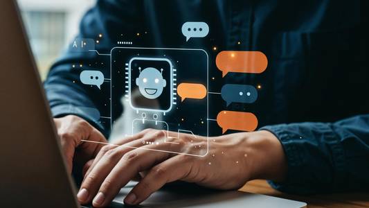 Mann benutzt Laptop mit Chatbot