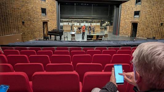 Ein Mann testet die App zur Verbindung mit der Höranalge im Großen Haus im Theater Halberstadt