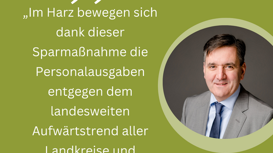 Foto vom Landrat in einem grünen Kreis. Der Rest in eine grüne Fläche mit seinem Zitat: „Im Harz bewegen sich dank dieser Sparmaßnahme die Personalausgaben entgegen dem landesweiten Aufwärtstrend aller Landkreise und kreisfreien Städte“