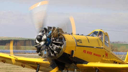 Das Löschflugzeug des Landkreises Harz mit einem drehenden Propeller.