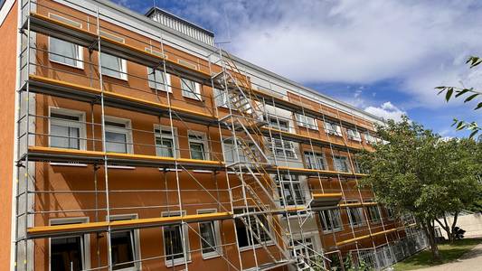 Schulgebäude mit einem Baugerüst an der Fassade. © Tom Koch Schulgebäude mit einem Baugerüst an der Fassade.