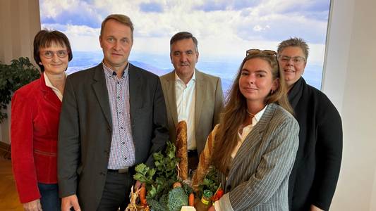 Susann Thieleke, Karsten Zein übergaben an Landrat Thomas Balcerowski mit Julia Bode und Diana Borchert den diesjährigen Erntekorb. Übergabe des Erntekorbes im Landkreis Harz