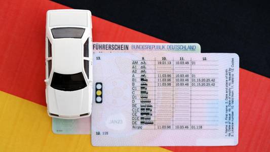 Kfz-Zulassungsbehörde am Mittwoch, 4. November geschlossen white toy car on a german driver license and natio 2026 09 25 05 31 33 utc 1