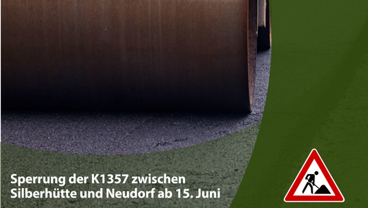 Symbolbild Straßensperrung - eine Walze auf einer neu gegossenen Schwarzdecke. Im unteren Teil ist ein grüner Bereich, in dem folgendes steht: K1357 Straßensperrung: Baustart der Fahrbahnsanierung zwischen Neudorf und Silberhütte.
